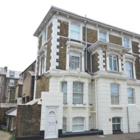 Charming Apartment In Deal Near The Beach & Town エクステリア 写真